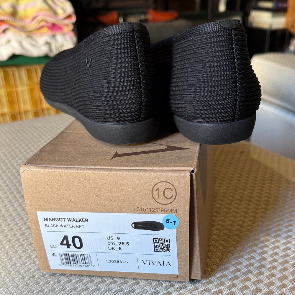 Black Women's Flats - Picture 4 of 8